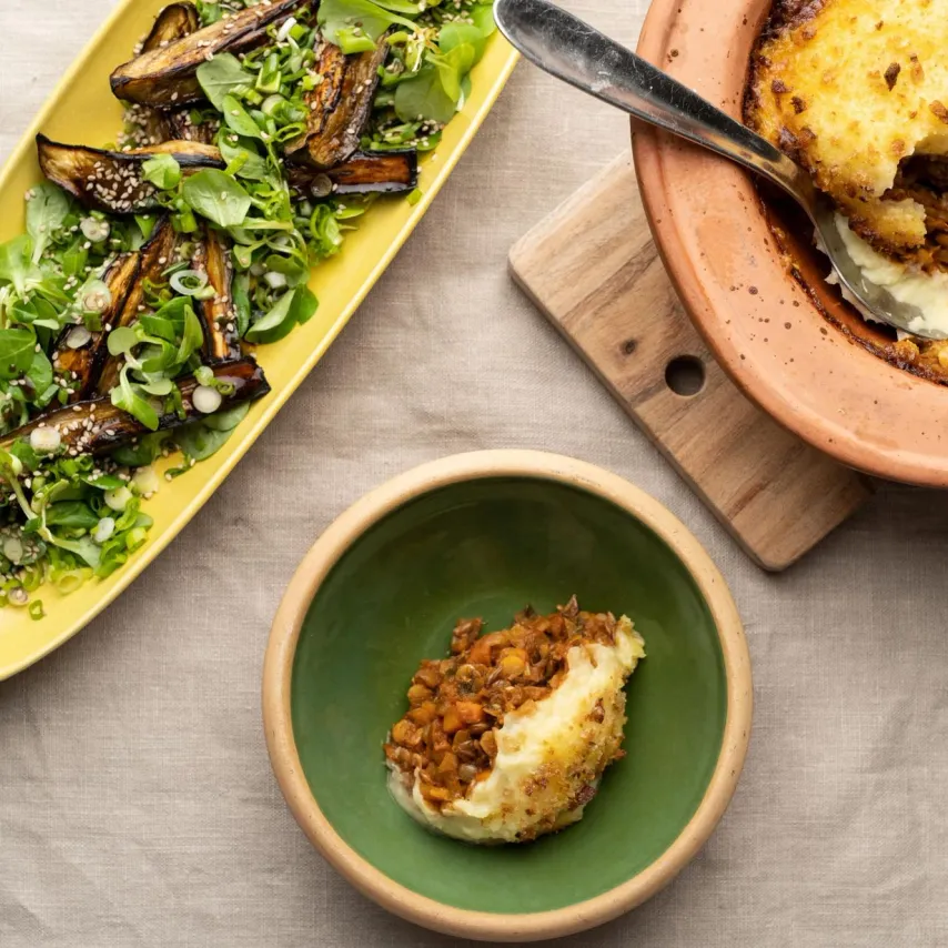 Gratin med linser, gule ærter, kartofler og ingefær med misoglaseret auberginer med sesam og forårsløg