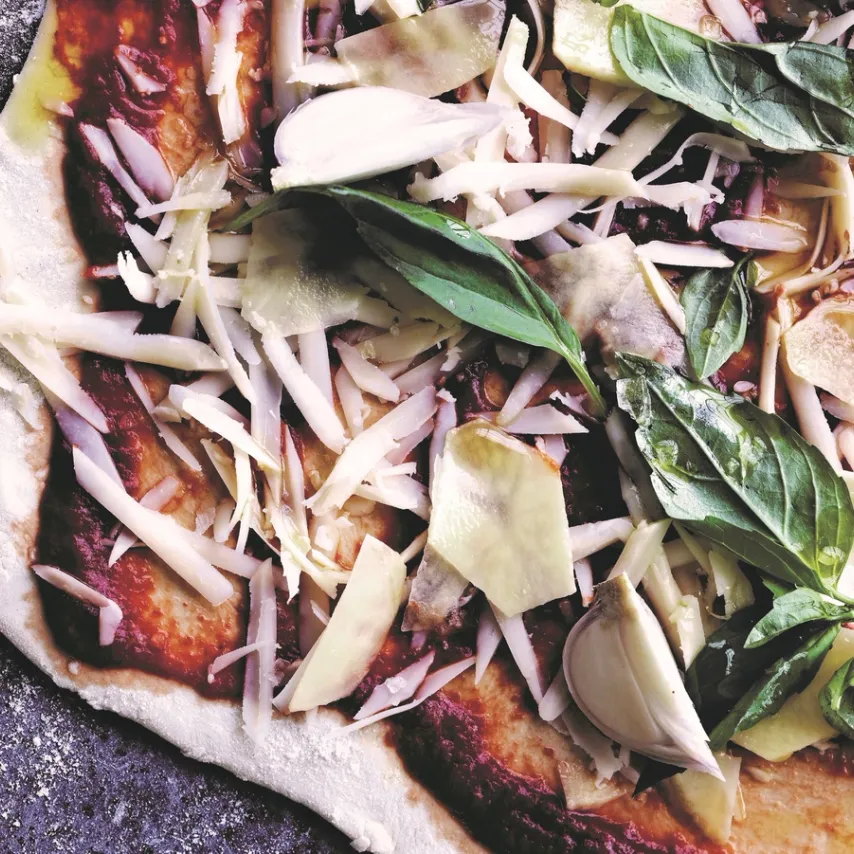 Kartoffelpizza med ramsløgspesto