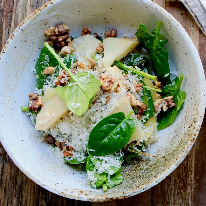 Sous vide knoldselleri med spinat og valnødder