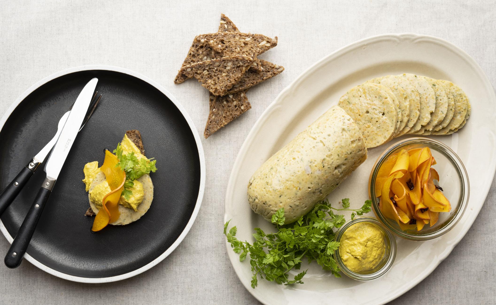 Kyllingekødpølse med hvide bønner, hummus og sylt