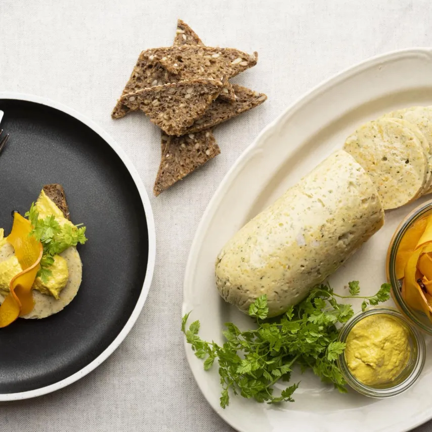 Kyllingekødpølse med hvide bønner, hummus og sylt