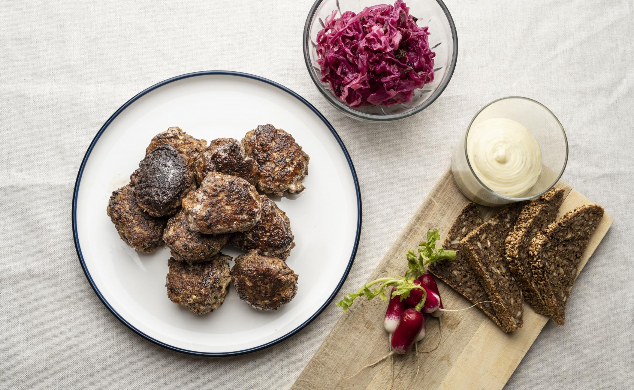 Frikadeller med bælgfrugter og syltet rødkål