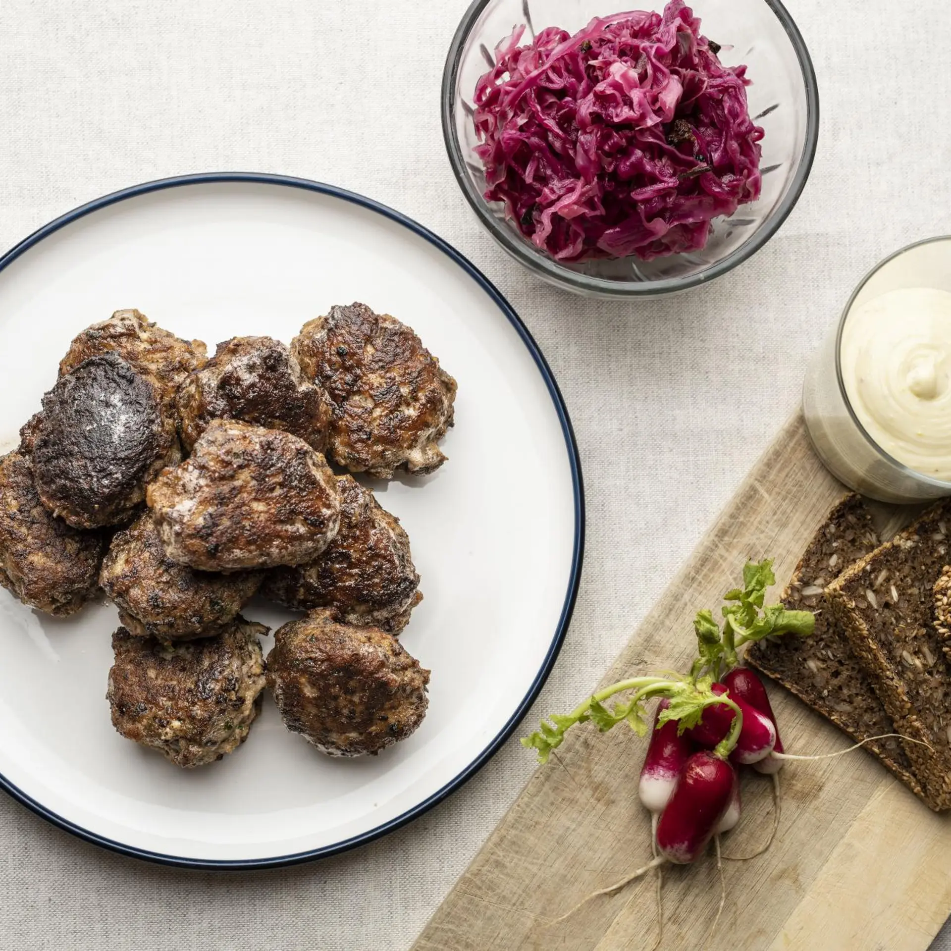 Frikadeller med bælgfrugter og syltet rødkål
