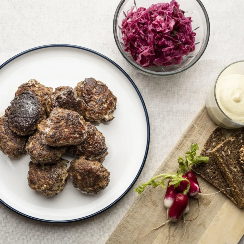 Frikadeller med bælgfrugter og syltet rødkål
