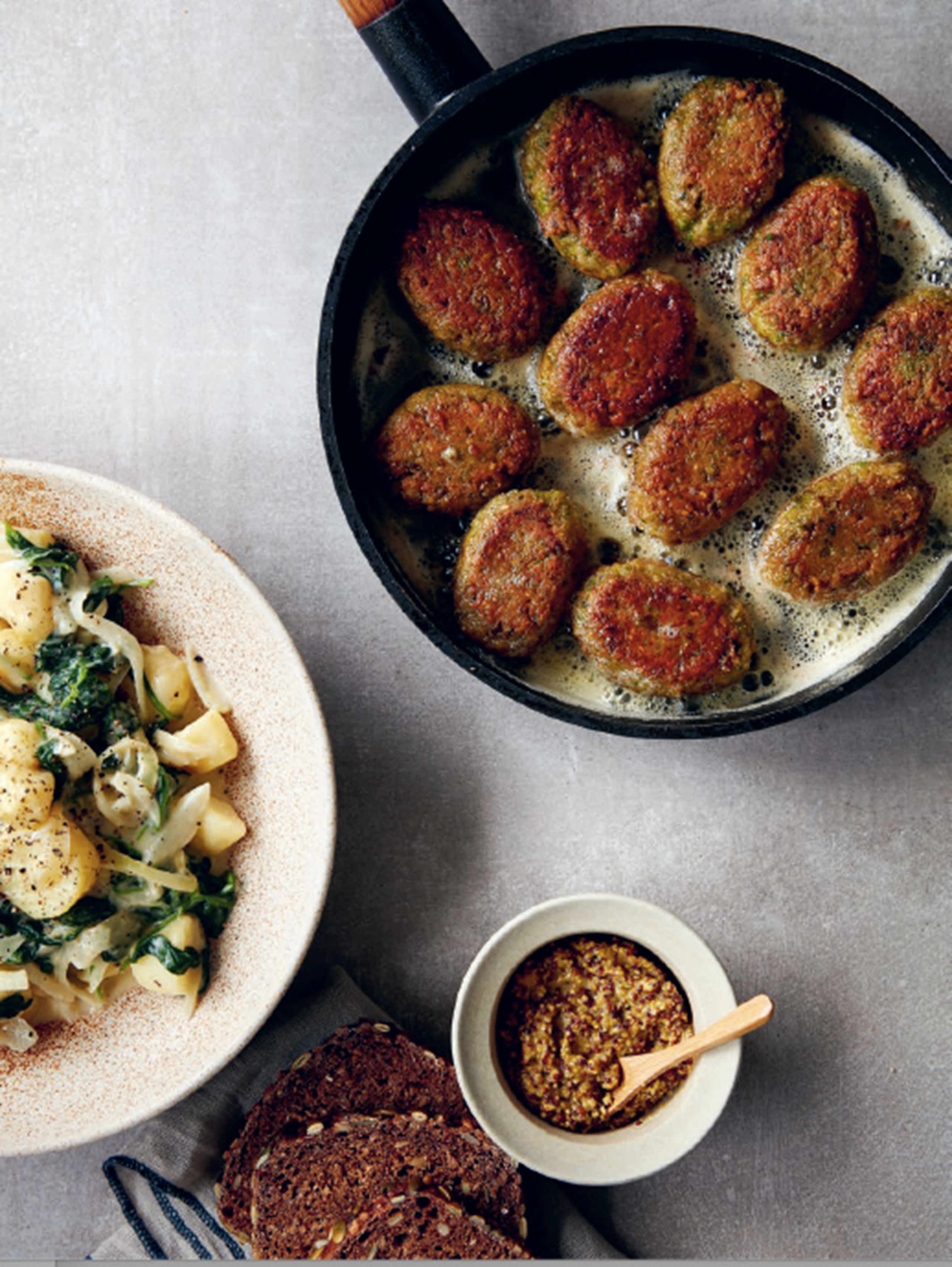 Ærtefrikadeller med varm kartoffelsalat, grov sennep og rugbrød