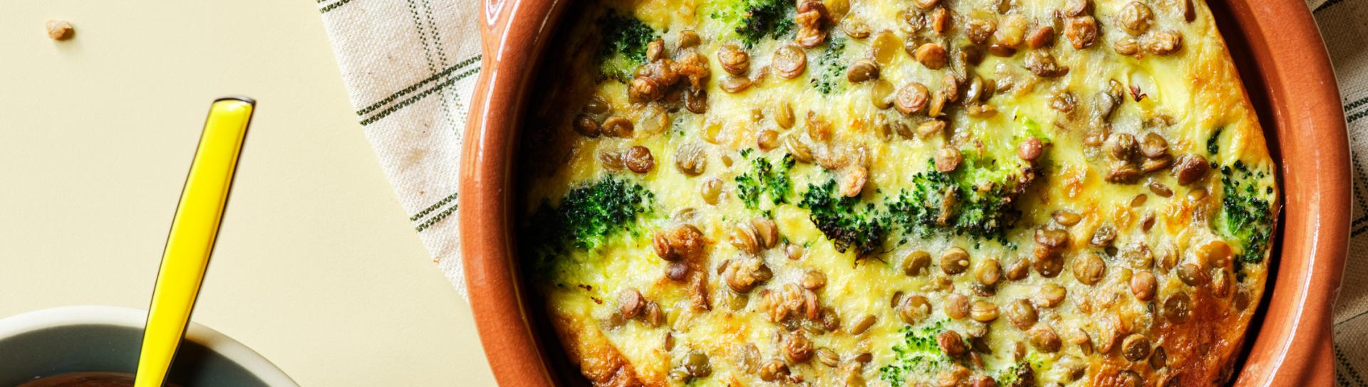 Æggekage med broccoli og tomathummus