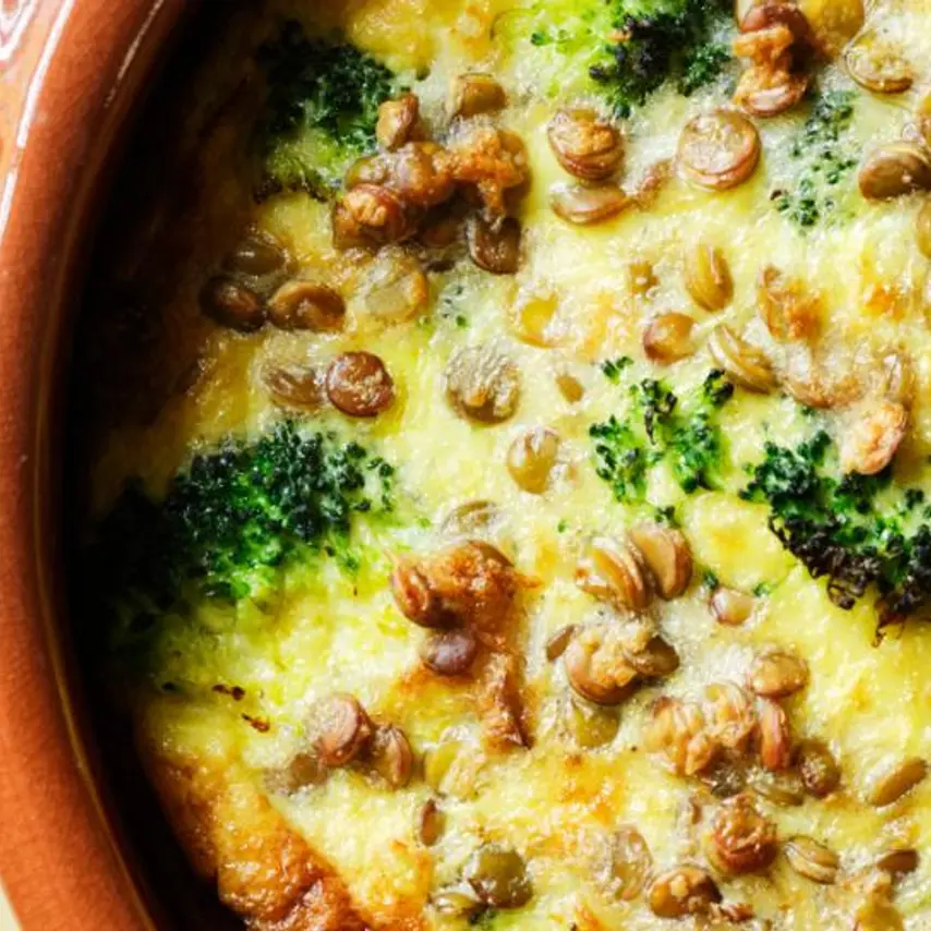 Æggekage med broccoli og tomathummus
