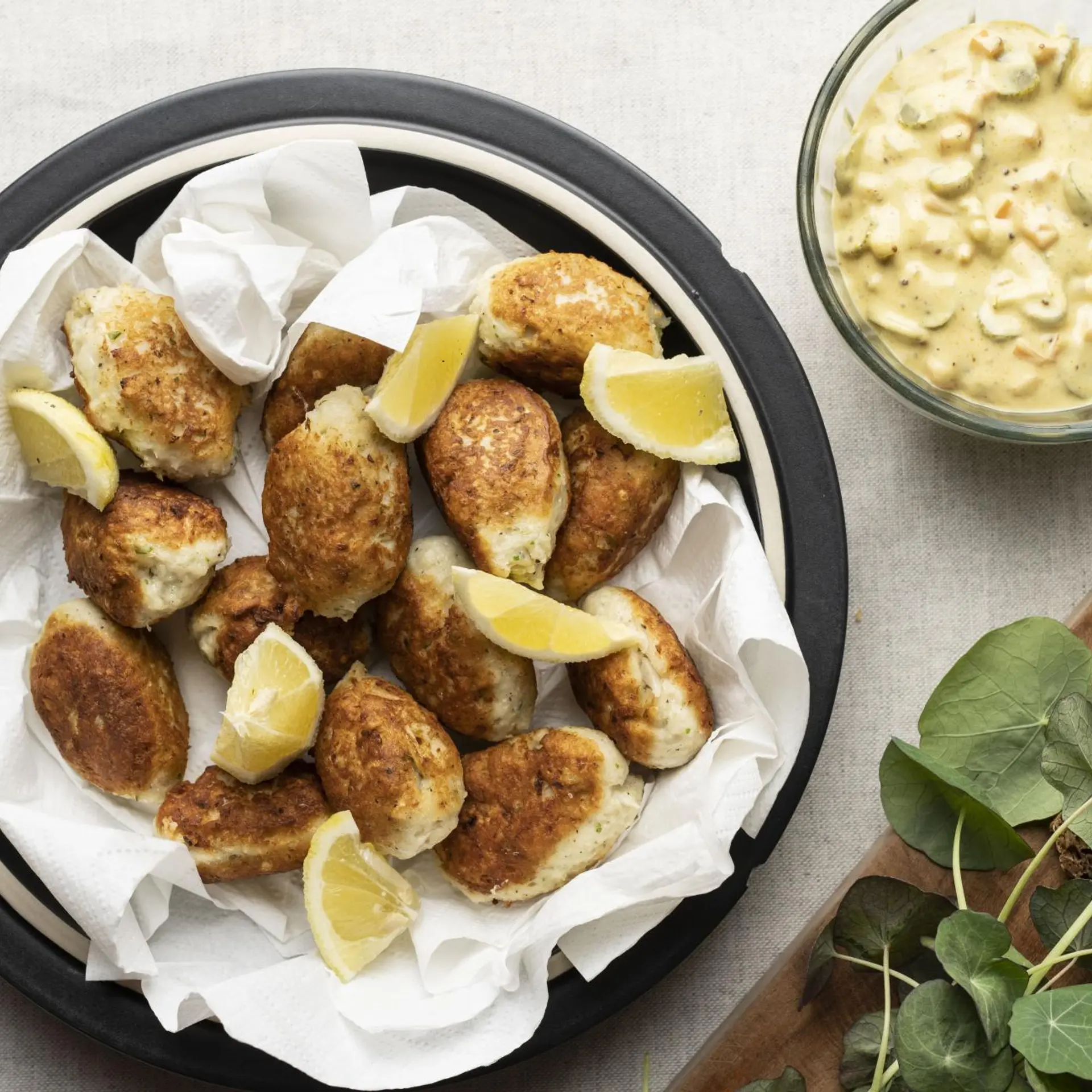 Fiskefrikadeller med hvide bønner og grov remoulade