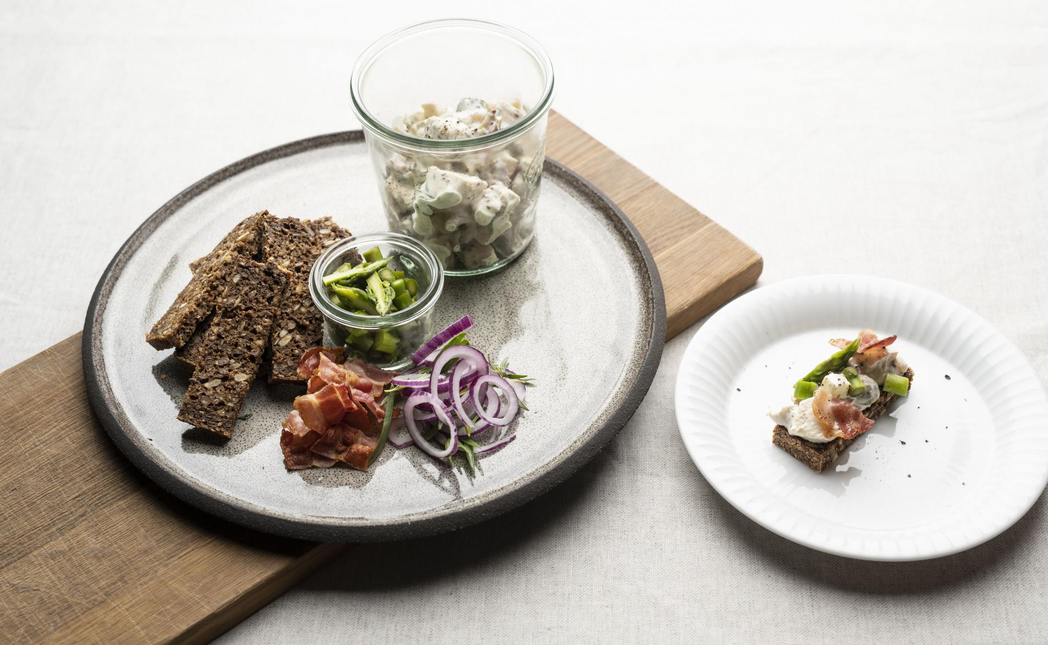 Hønsesalat med hvide bønner og bacon