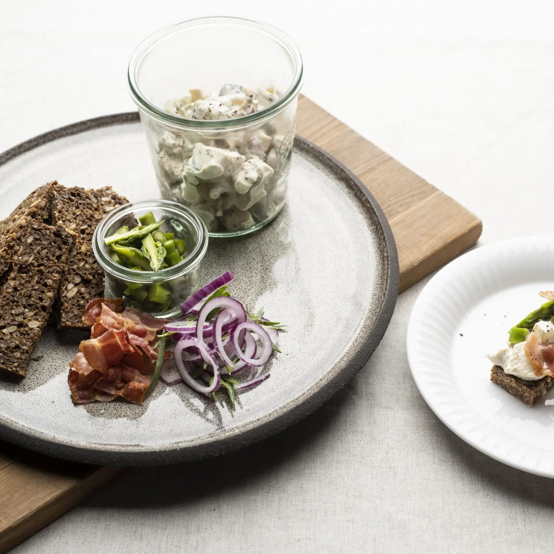 Hønsesalat med hvide bønner og bacon