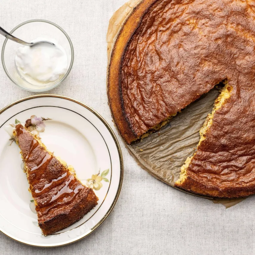 Mandelkage med appelsin og topping af skyr, creme fraiche samt honning