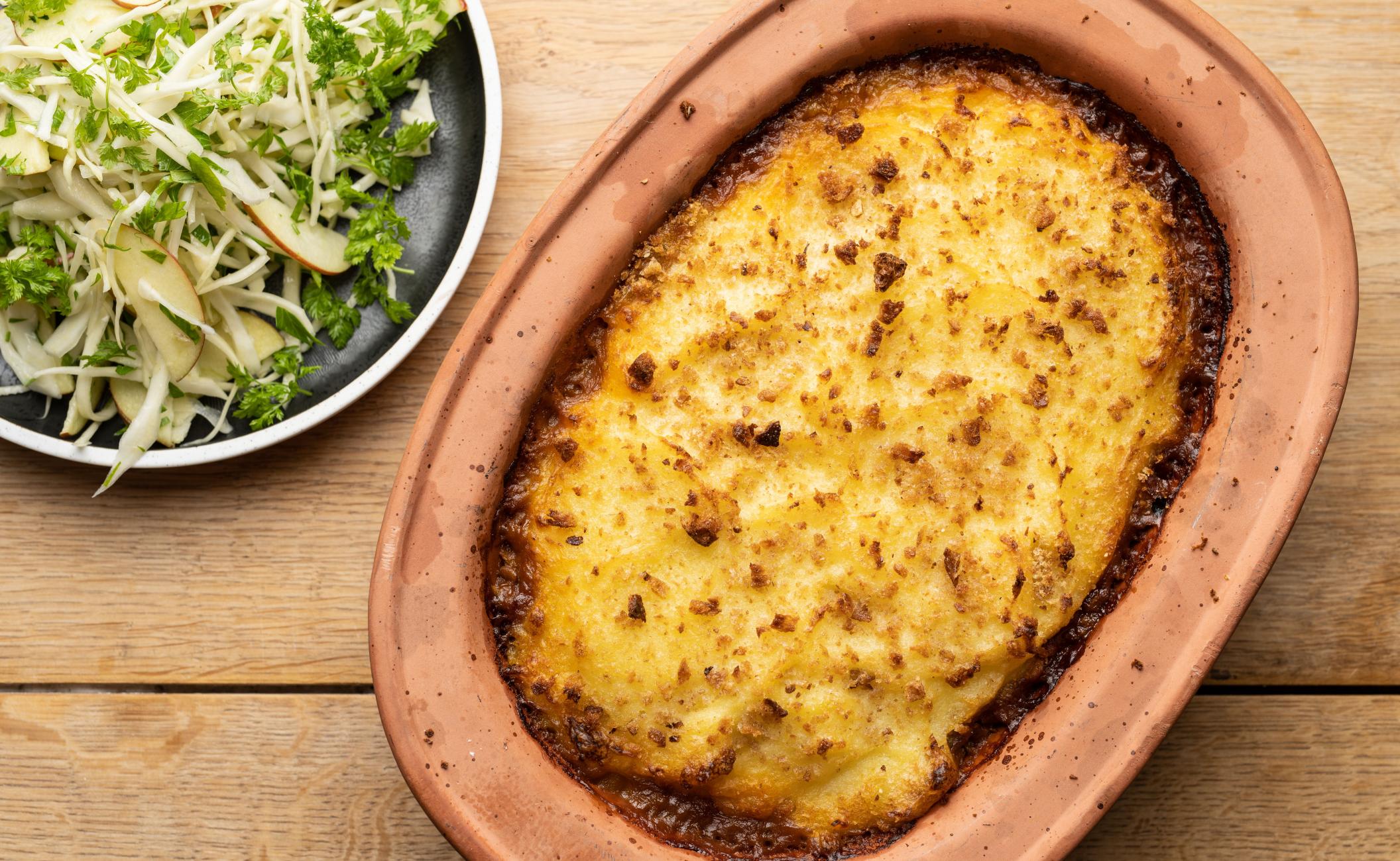 Gratin med brune linser, gule ærter, kartofler og salvie med råkost af vinterkål