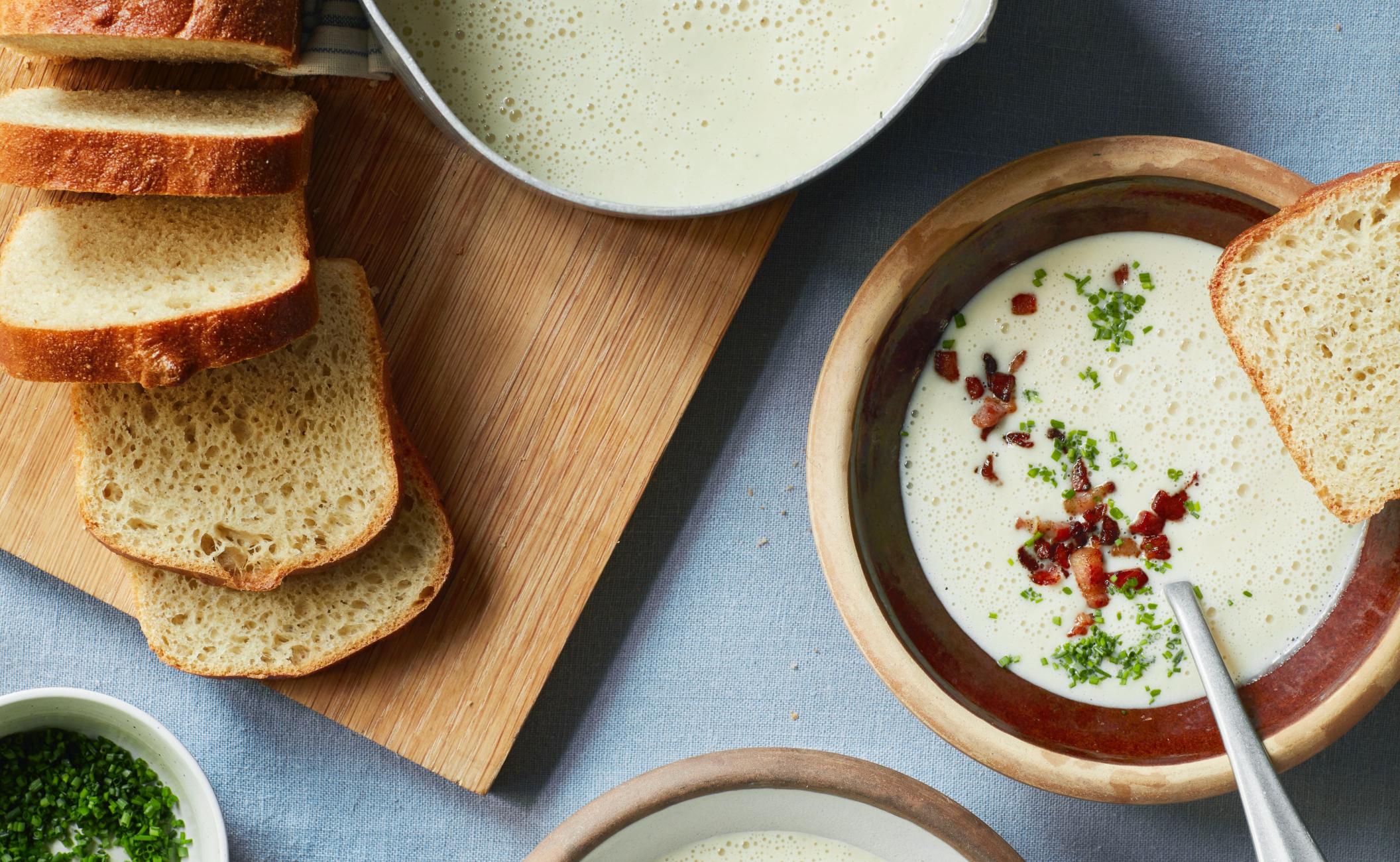 Porresuppe med hvide bønner med sprød bacon og fuldkornsbrød med hvide bønner