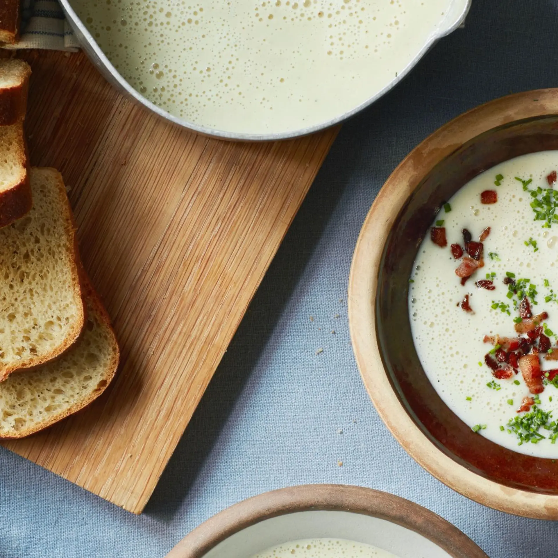 Porresuppe med hvide bønner med sprød bacon og fuldkornsbrød med hvide bønner