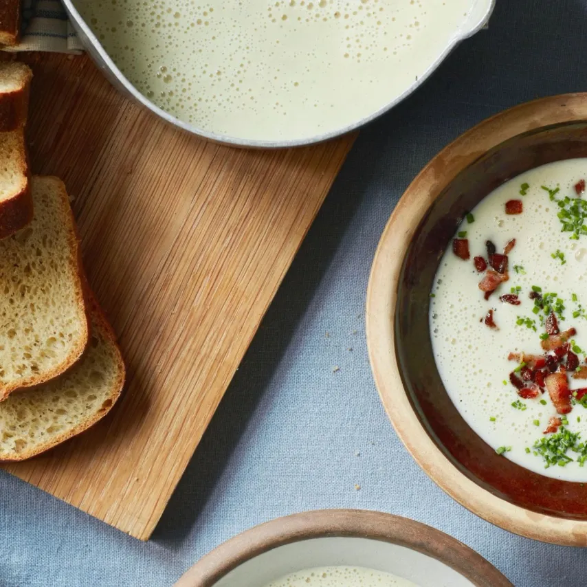 Porresuppe med hvide bønner med sprød bacon og fuldkornsbrød med hvide bønner
