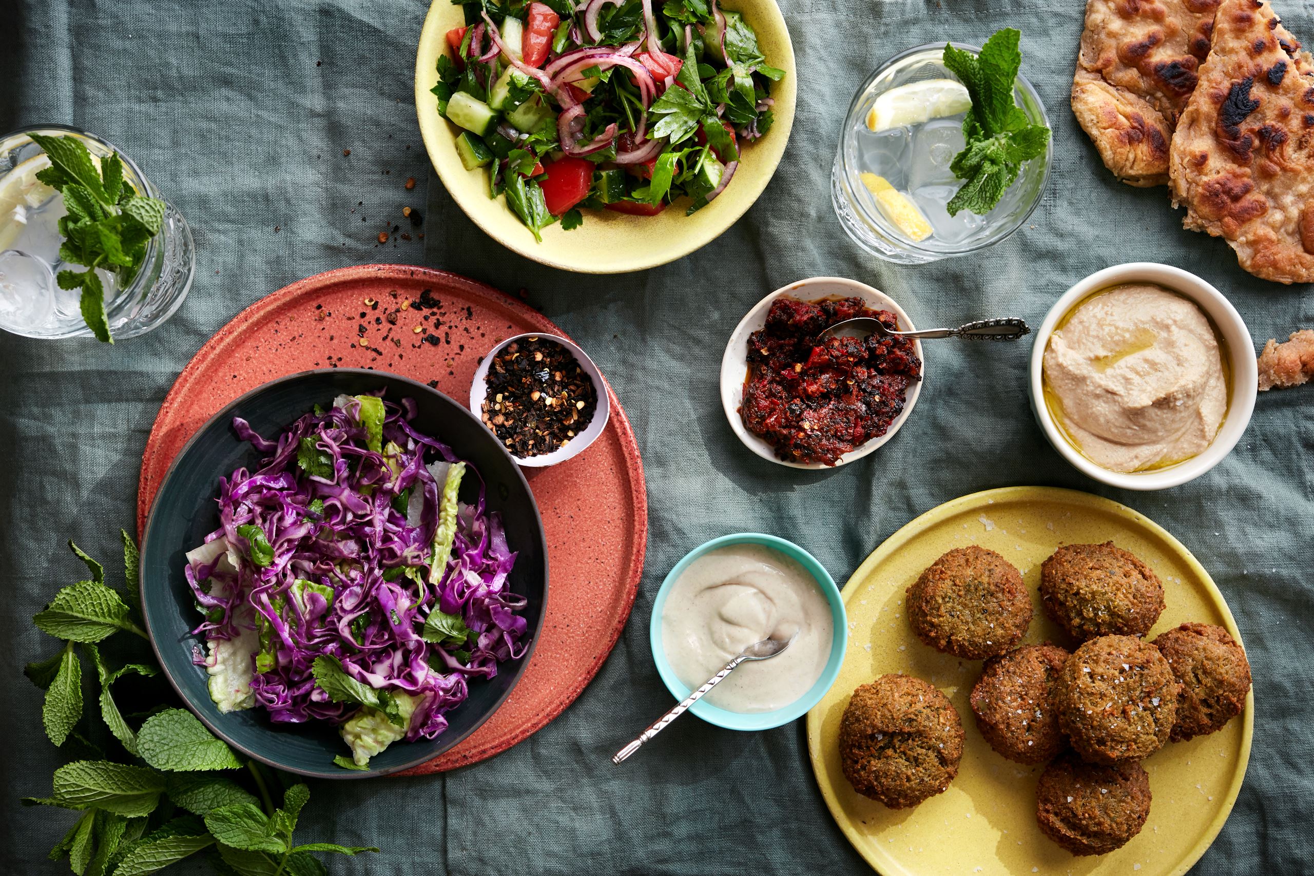 Rødbede falafel med hummus, hvidløgs dressing, fladbrød og sprøde grøntsager
