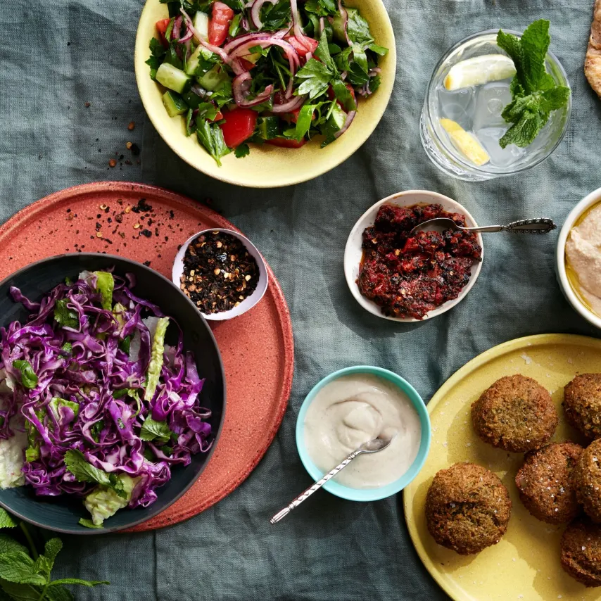 Rødbede falafel med hummus, hvidløgs dressing, fladbrød og sprøde grøntsager