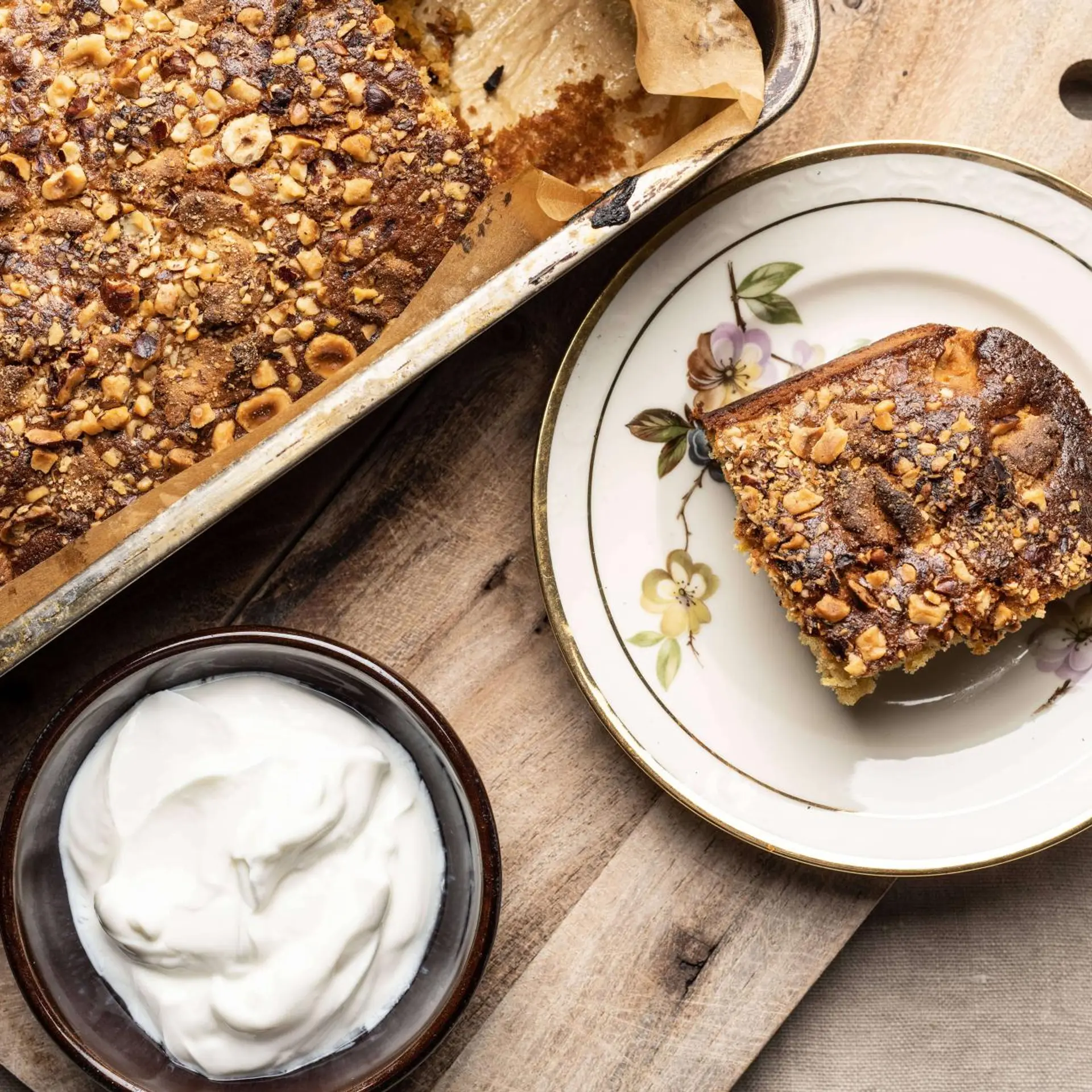 Gulerodskage med linser, hasselnødder og marcipantopping