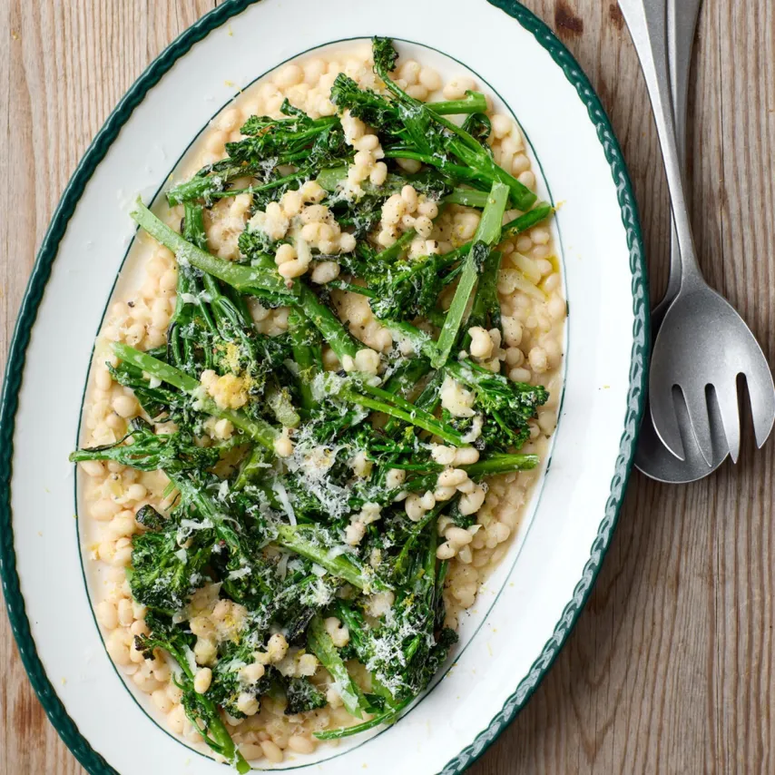 Lynstegte hvide bønner med broccolini, citron og parmesan