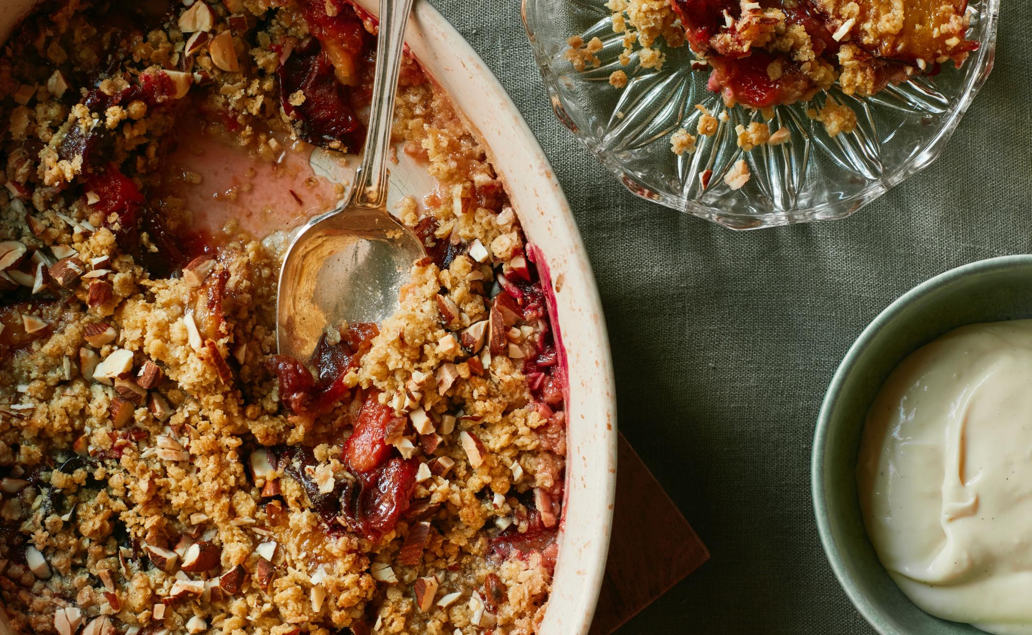 Crumble med blommer og vaniljecreme