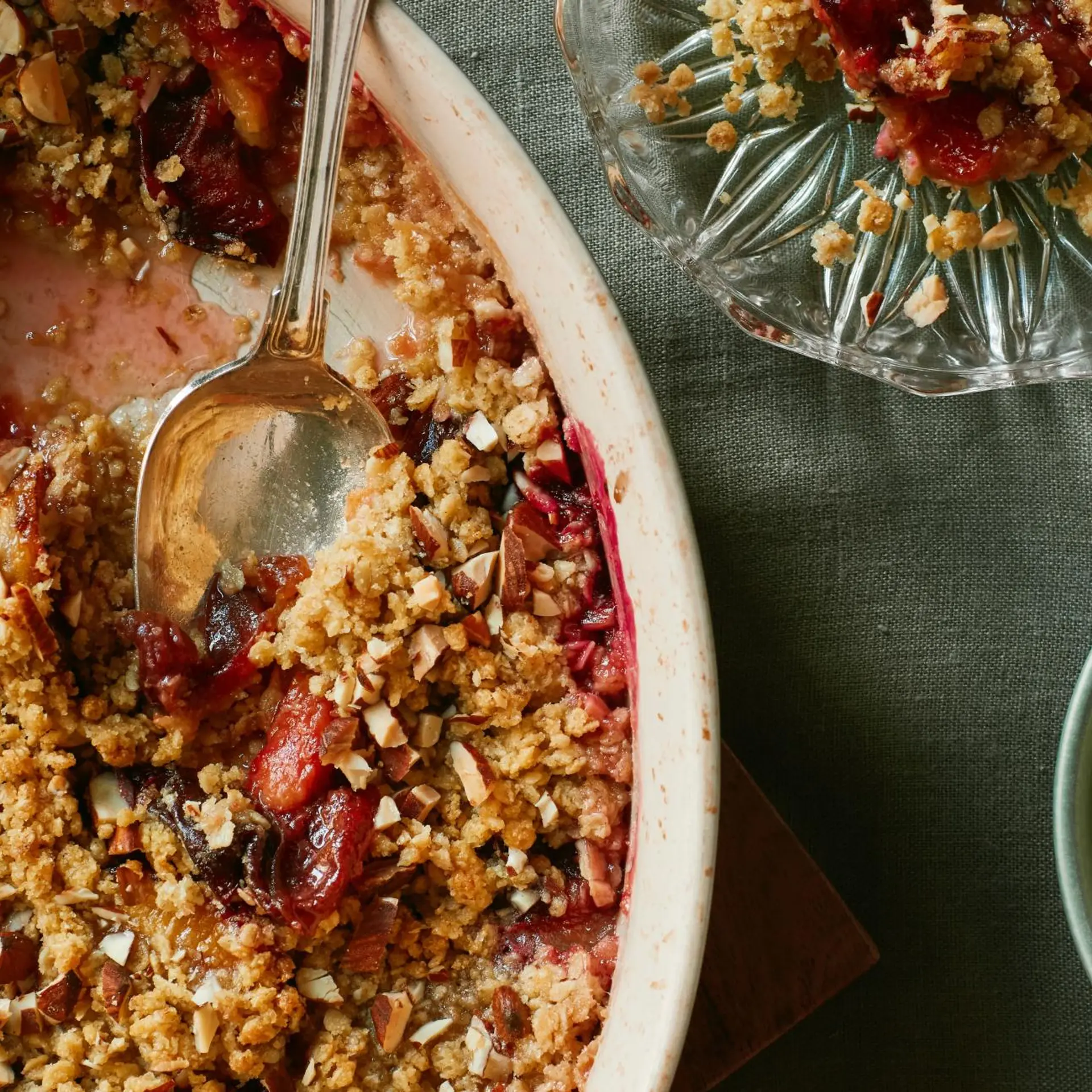 Crumble med blommer og vaniljecreme