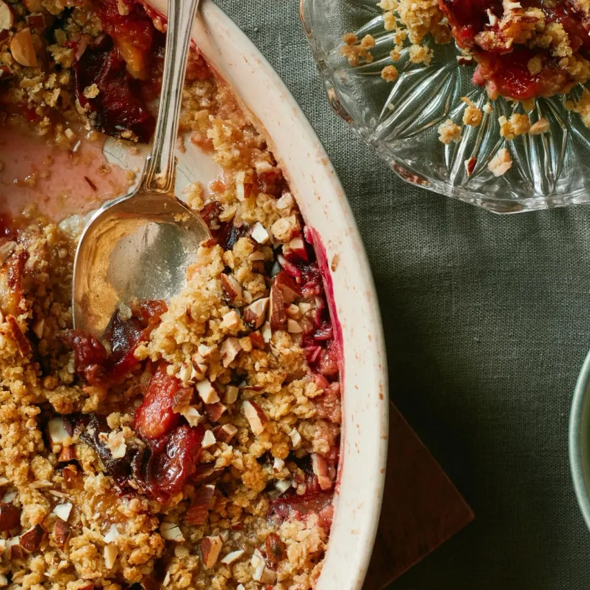 Crumble med blommer og vaniljecreme
