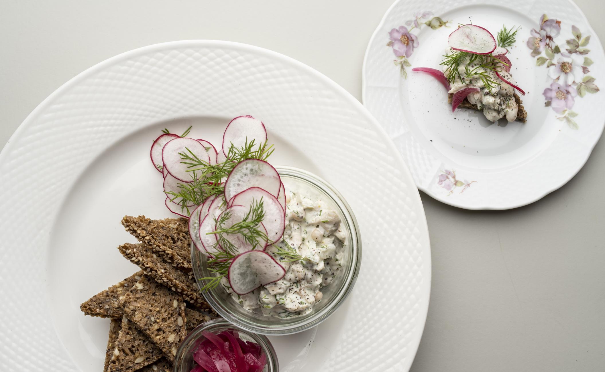 Hvid fiskesalat med hvide bønner, hvidløg, dild og citron