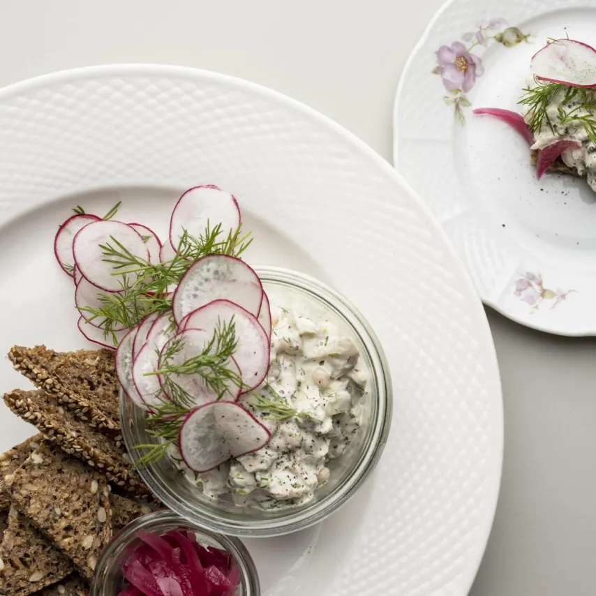 Hvid fiskesalat med hvide bønner, hvidløg, dild og citron