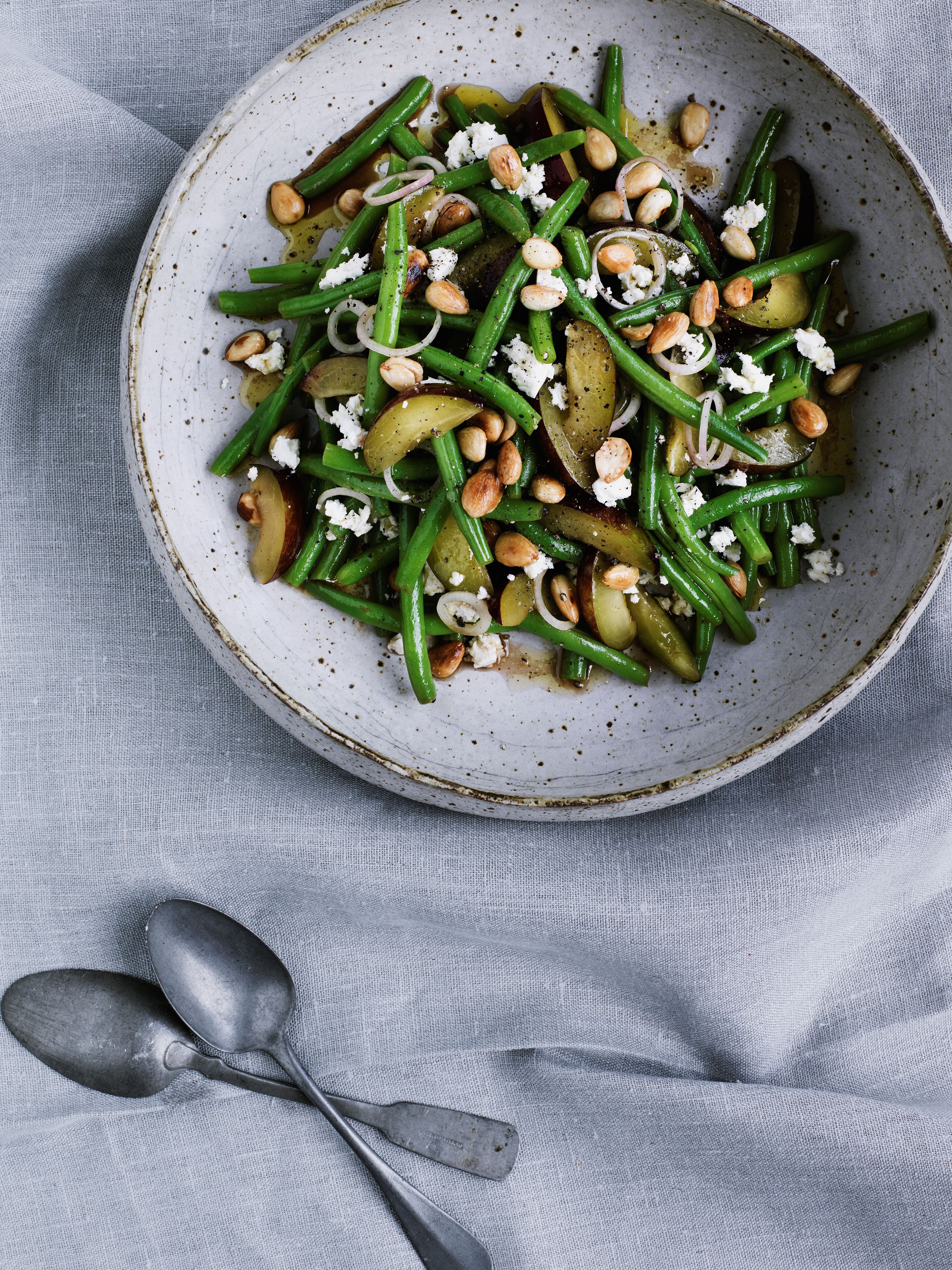 Salat af grønne bønner med opalblommer, feta og mandler