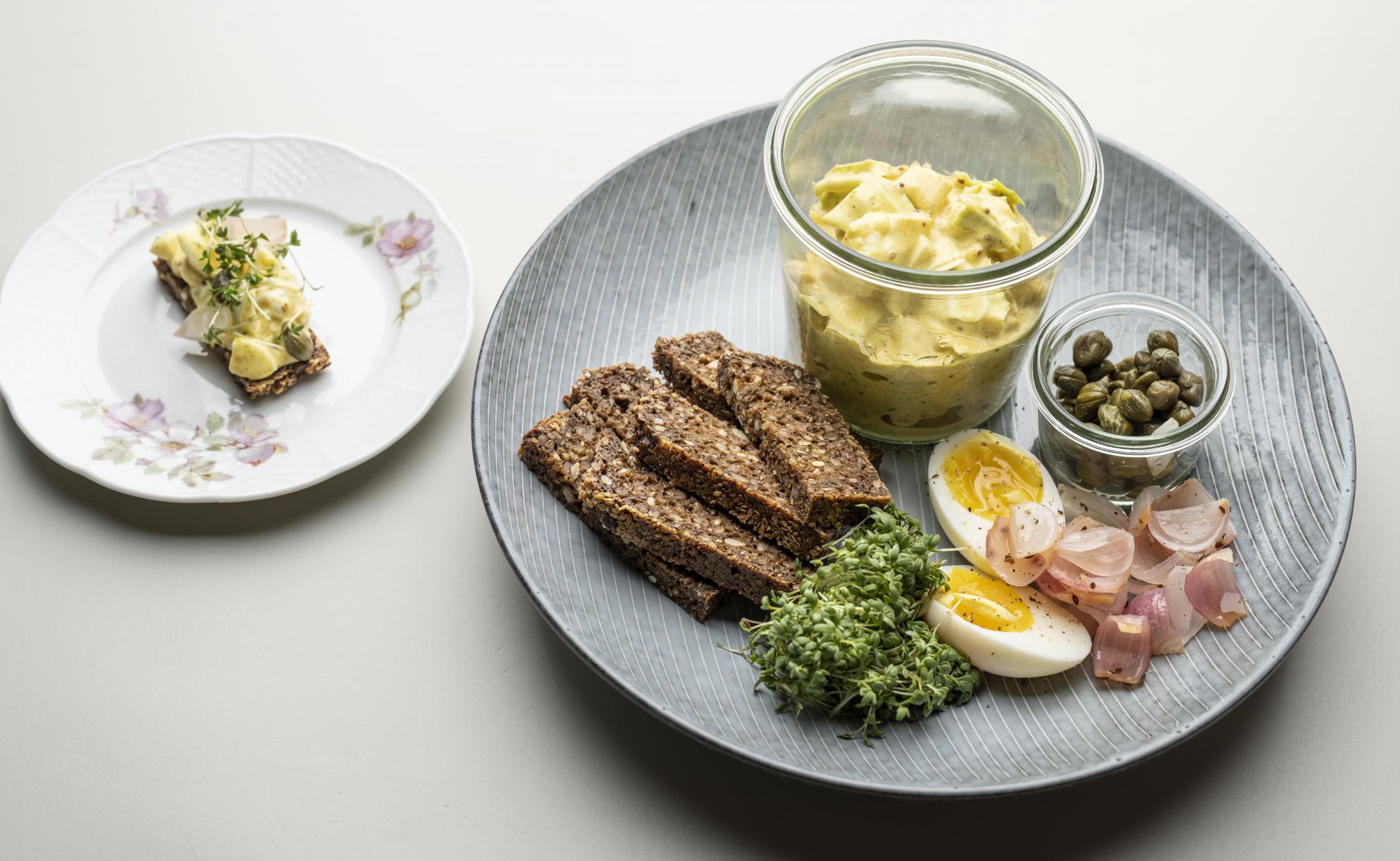 Æggesalat med ristet spidskål, gule flækærter og syltede nye løg