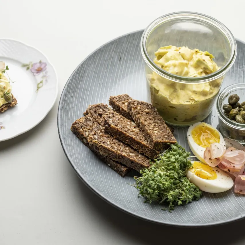 Æggesalat med ristet spidskål, gule flækærter og syltede nye løg