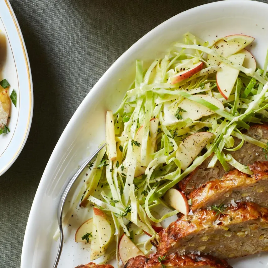 Farsbrød af gris, gule ærter, spidskål og æble med knuste bagte kartofler og portvinssauce
