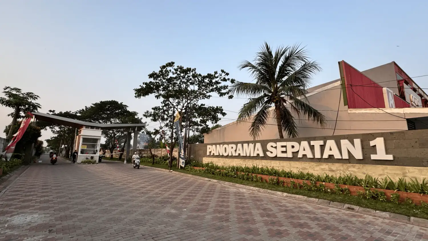 panorama sepatan 1 gerbang masuk perumahan elite impian keluarga