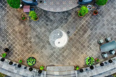 Pernahkah Anda membayangkan bangun tidur disambut udara segar pegunungan Bogor, dengan desain rumah tropis yang membuat Anda merasa sedang berada di Ubud? Membeli rumah di Panorama Bali Residence yang terletak di Ciseeng adalah langkah besar menuju gaya hidup berkualitas. Namun, bagi generasi yang sangat peduli pada "vibe" dan energi positif, ada satu aspek tata ruang yang sering memicu perdebatan: posisi pintu ketemu pintu.