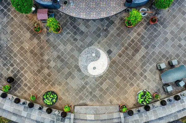 Pernahkah Anda membayangkan bangun tidur disambut udara segar pegunungan Bogor, dengan desain rumah tropis yang membuat Anda merasa sedang berada di Ubud? Membeli rumah di Panorama Bali Residence yang terletak di Ciseeng adalah langkah besar menuju gaya hidup berkualitas. Namun, bagi generasi yang sangat peduli pada "vibe" dan energi positif, ada satu aspek tata ruang yang sering memicu perdebatan: posisi pintu ketemu pintu.