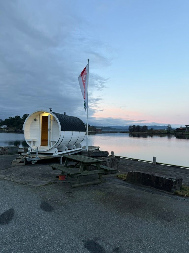 Badstua i solnedgang