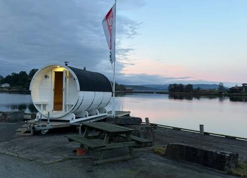 Badstua i solnedgang