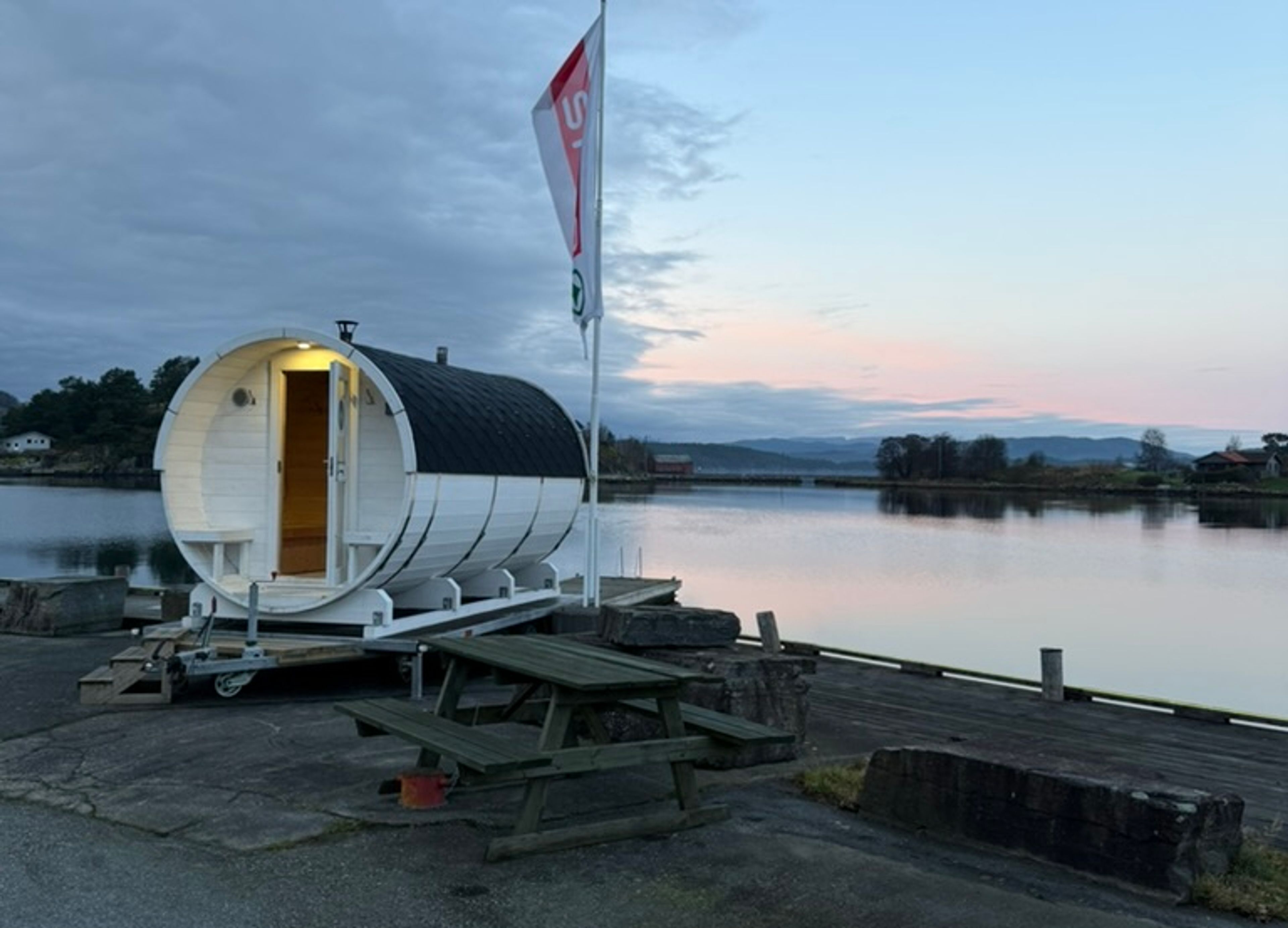 Badstua i solnedgang