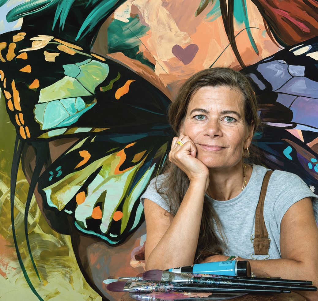 Anette Tjærby profilfoto foran billede med sommerfugl