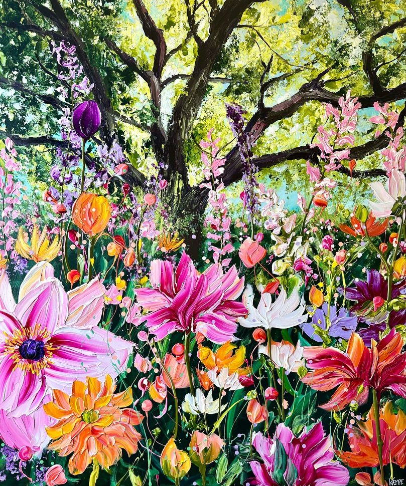 lodret smukt blomster billede og med et træ i baggrunden 