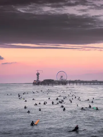 Surfers bij Scheveningen, vanuit het atelier