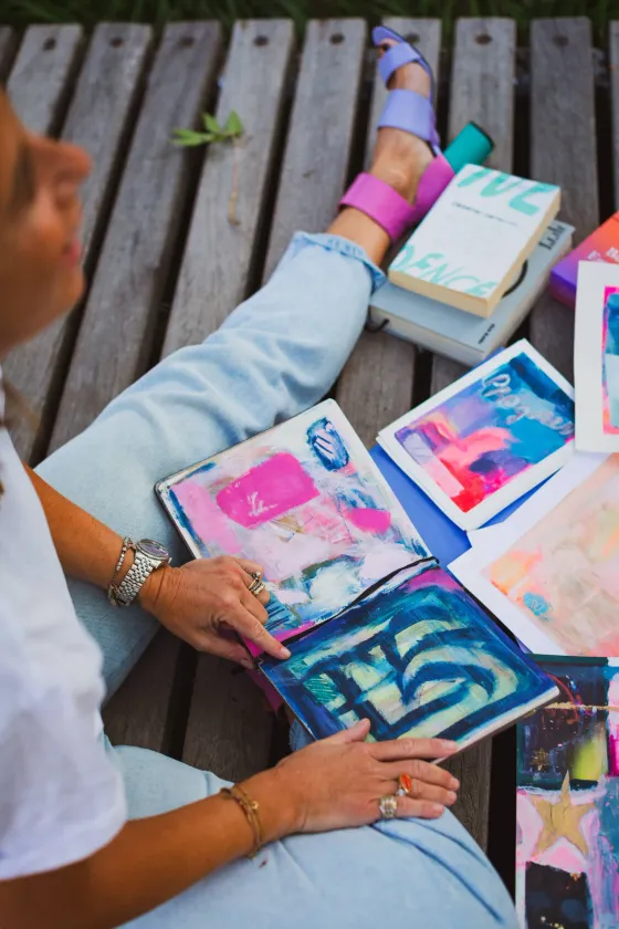 Harriet met haar kunstwerken
