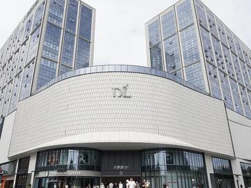 Pang Donglai pays staff 70,000 yuan after customers hit and insulted them