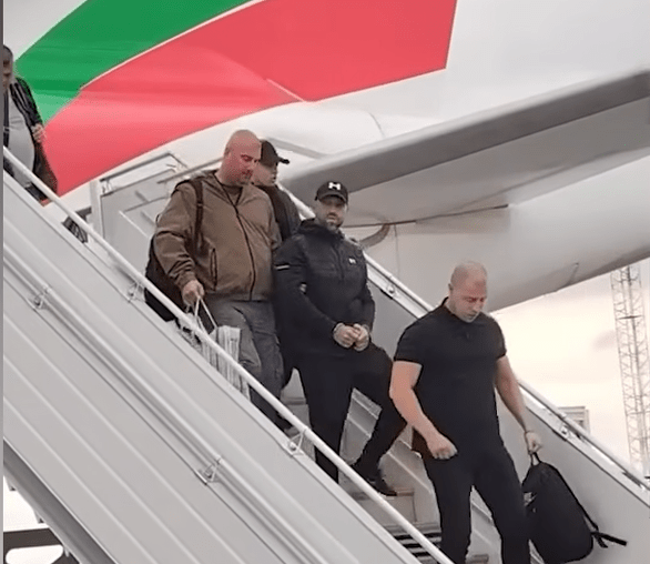 Екстрадираха Стоян Колев в България, инфлуенсърът кацна с белезници на Летище София
