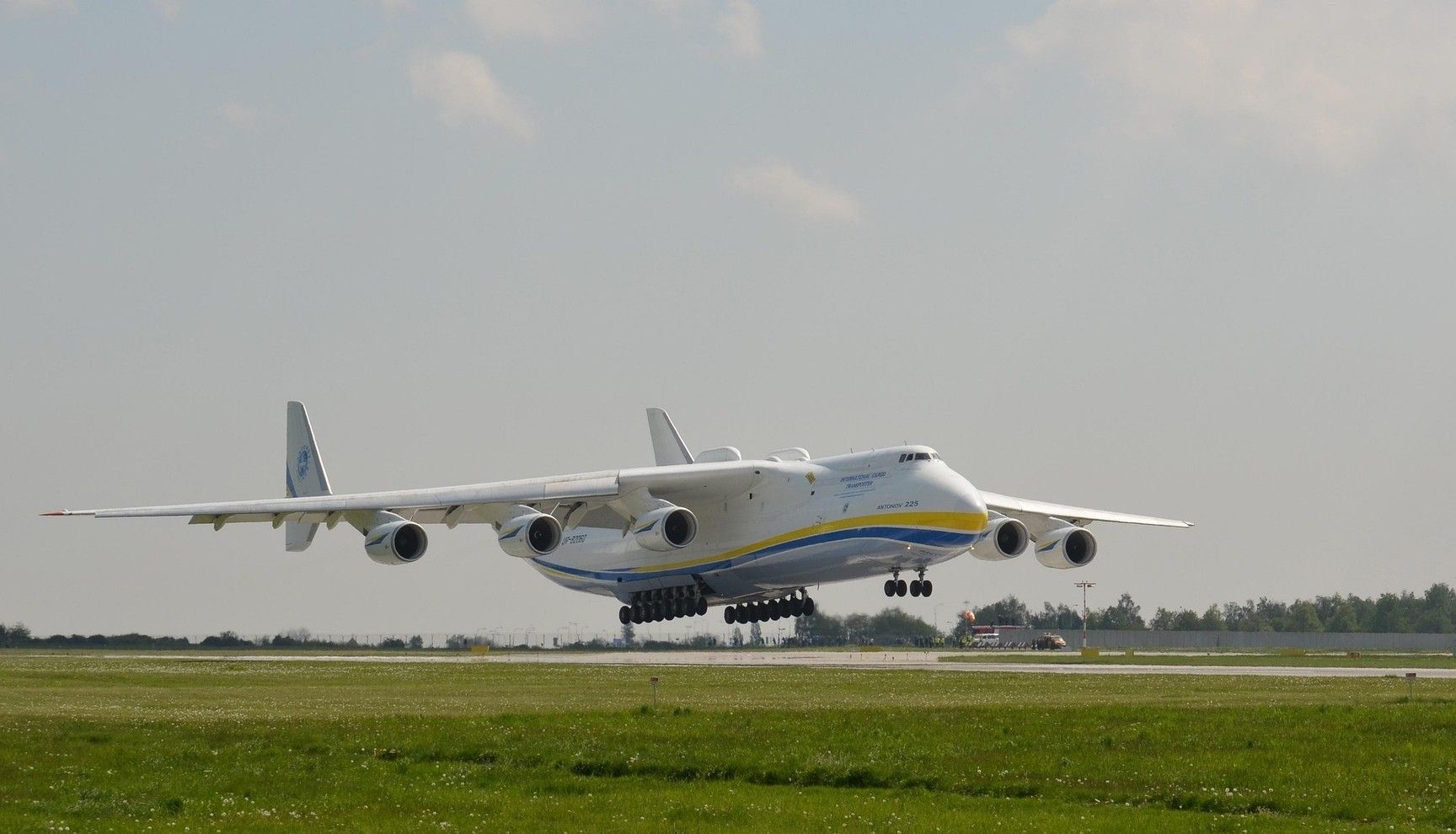 Легендарният Антонов-124 „Руслан“ каца на Летище София