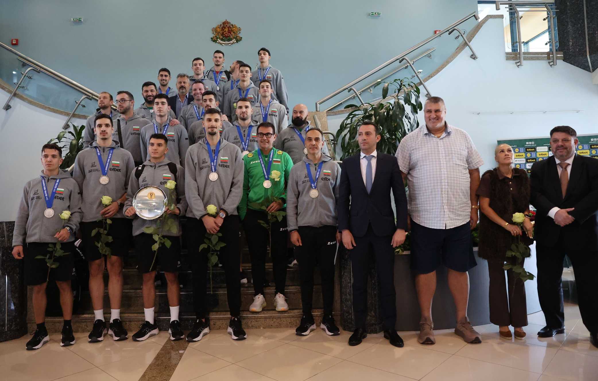С червен килим и гвардейска рота посрещнахме волейболистите на Летище София