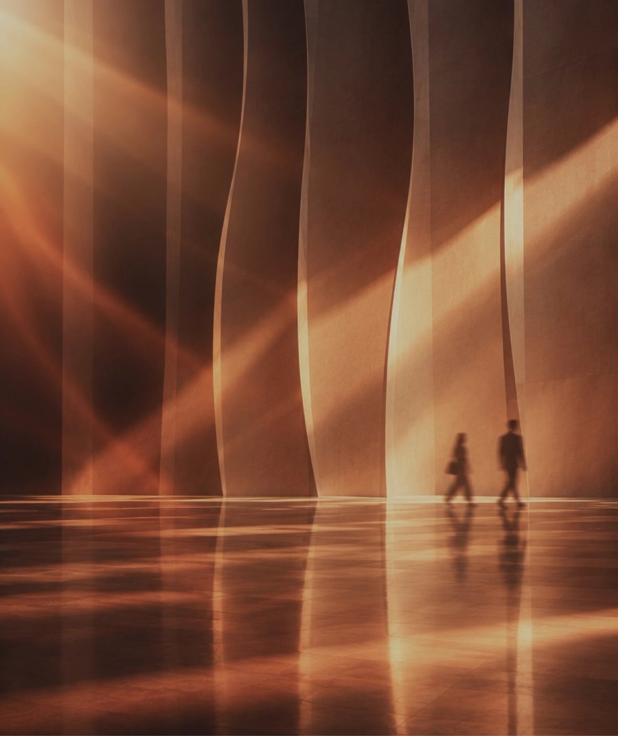 Deux petites silhouettes traversent une salle de hautes colonnes ambrées, doucement éclairées.
