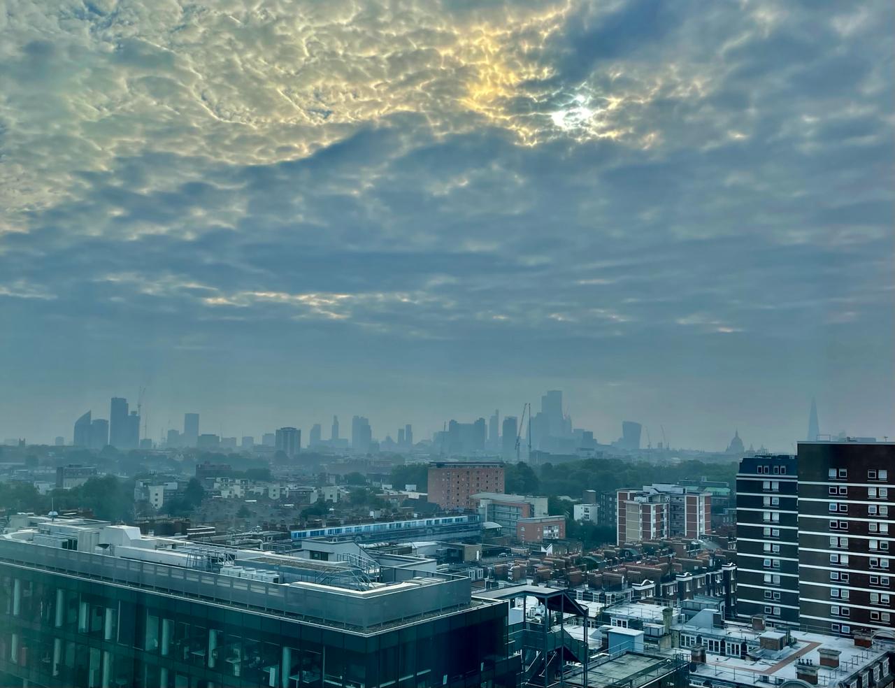 Londres sous un ciel nuageux : toits et tours du centre dans la brume