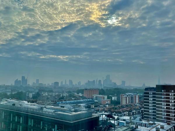 Londres sous un ciel nuageux : toits et tours du centre dans la brume