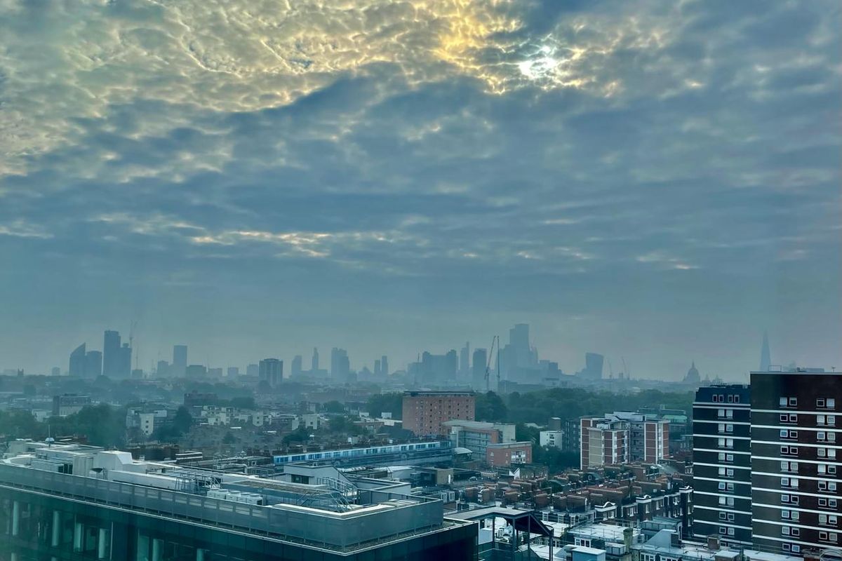 Londres sous un ciel nuageux : toits et tours du centre dans la brume